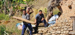 नलगाड नगरपालिकाको मुलीमा जस्तापाता ठोकिरहेका प्रदीप पौडेलहरू
