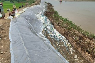 राप्ती नदीमा आपतकालीन तटबन्ध निर्माण