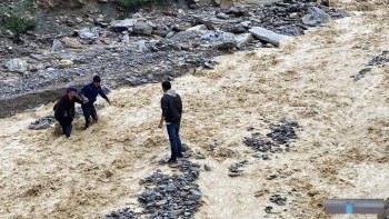 चुमनुब्रीमा बाढीले पुल बगाउँदा २ सय घरका वासिन्दालाई सास्ती