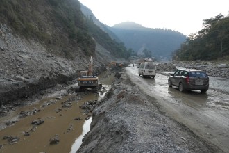 पहिरो गएपछि बिपी राजमार्ग पूर्ण रुपमा अवरुद्ध, कान्ति लोकपथ पनि बन्द