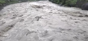 राति ३ बजेदेखि एक्कासी बढेको भोटेकोशीमा बहाब क्रमशः घट्दै