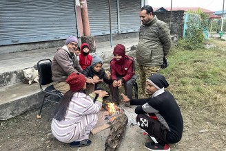तीन दिनदेखिको शीतलहरबाट नवलपुरको जनजीवन प्रभावित