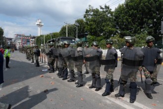ओली निवास बालकोट पुगे प्रदर्शनकारी, प्रहरीले गोली चलाउँदा २ जना घाइते
