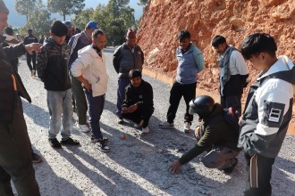 बेनी नगरपालिकामा ‘बिटुमिन’ जम्न नपाउँदा कालोपत्र भएको सडक भत्कियो