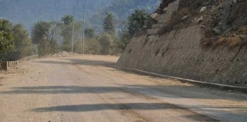 सालझण्डी–ढोरपाटन सडकको बुर्तिबाङ–फल्लेघर खण्ड ग्राभेल