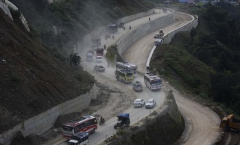 निर्वाचनअगावै राष्ट्रिय राजमार्गको खाल्डाखुल्डी मर्मत गर्न माग