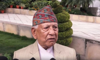 संसद्का ज्येष्ठ सदस्य केसीले पद तथा गोपनीयताको शपथ लिँदै