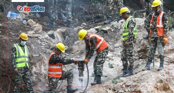 नेपाली सेनाद्वारा ब्लास्टिङ गरी दुई गर्दै सडक खोल्ने