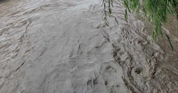 बाढीले लोघेकर दामोदरकुण्ड गाउँपालिका जाने मोटरेबल पुलमा पुर्यायो क्षति