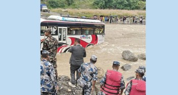 काभ्रेमा खोलामा डुब्यो यात्रु बस, उद्धारका लागि पुग्यो सशस्त्र
