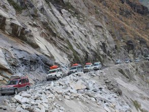 महभिरको पहिरोका कारण बेनी–जोमसोम सडक अवरुद्ध