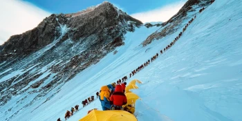 सगरमाथामा बन्यो विश्व रेकर्ड, एकैदिन २७४ पर्वतारोहीले टेके चुचुरो