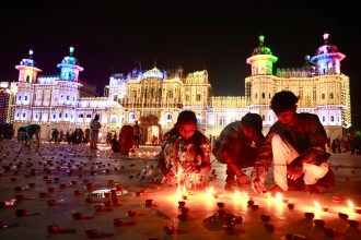 जानकी मन्दिरमा दीप बाल्दै