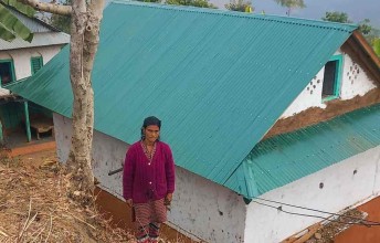 भोजपुरको पौवादुङमा गाउँपालिकाका ५२५ परिवारले पाए जस्तापाताको छानो