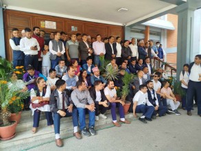 निजामती सेवा विधेयकविरुद्ध सिंहदरवारमा आज पनि कर्मचारीको धर्ना 