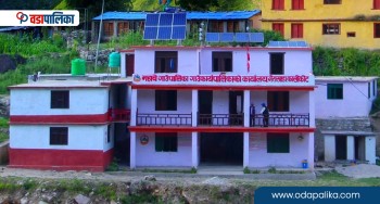 विद्यार्थीलाई करेसाबारी सम्बन्धी सीप सिकाइँदै महावै गाउँपालिका