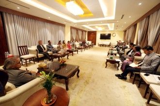 प्रम कार्कीसँग उपत्यका मेयर्स फोरमको छलफल