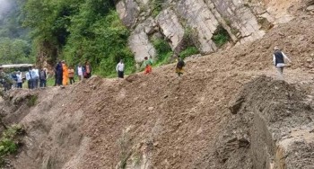 नागढुंगा नजिकै सडक भासियो: सवारी सुरुङमार्गबाट डाइभर्ट, ट्यांकर र मोटरसाइकल मात्र पुरानो बाटोमा