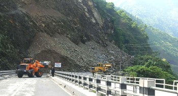 तुइन खोलामा फेरि खस्यो पहिरो, ४५ घण्टापछि खुलेको नारायणगढ-मुग्लिन सडक पुनः अवरुद्ध