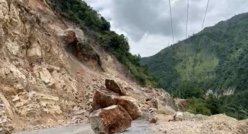 पहिरोले कर्णाली र सहिद राजमार्ग अवरुद्ध
