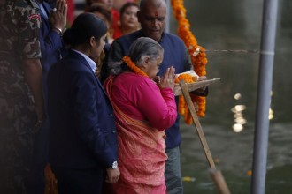 प्रधानमन्त्रीद्वारा छठी माताको पूजा आराधना