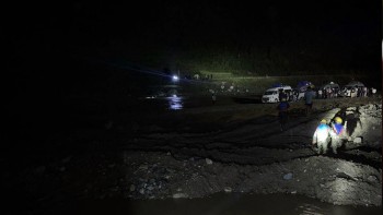 रोशी खोलामा फसेका ८९ यात्रुको उद्धार, पाँच चालक नियन्त्रणमा