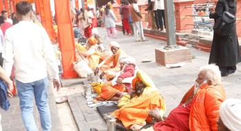 पशुपतिमा आएका साधुसन्तलाई दक्षिणासहित बिदाइ गरिँदै