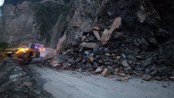 छबिसपाथीभेरा गाउँपालिकास्थित जयपृथ्वी राजमार्गमा पहिरो, सवारी आउजाउ ठप्प