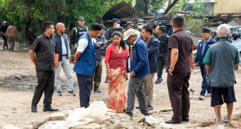 भत्काइएको सुकुम्बासी बस्तीमा  सुनिता डंगोल, तारबार गर्न प्रमुख प्रशासकीय अधिकृतलाई निर्देशन
