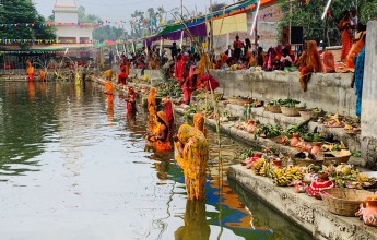 अस्ताउँदो सूर्यलाई अर्घ्य अर्पण गर्दै छठ पर्व मनाइयो