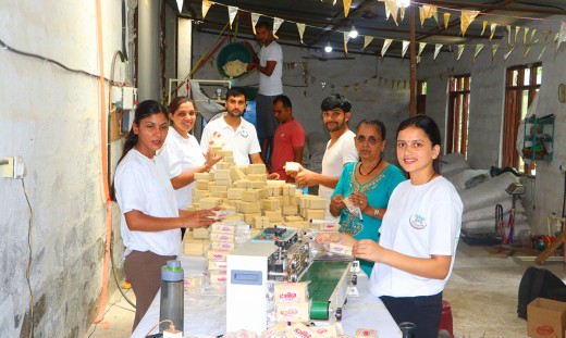 काठेखोला गाउँपालिमा दुई युवाले सुरु गरेको साबुन उद्योग, पाएका छन् ६ जनाले रोजगारी