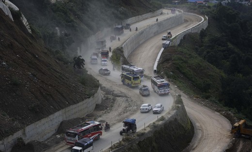 निर्वाचनअगावै राष्ट्रिय राजमार्गको खाल्डाखुल्डी मर्मत गर्न माग