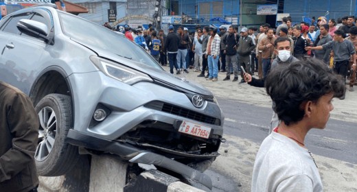 नेपाल आयाल निगमका कार्यकारी निर्देशक भट्टले चलाएको सरकारी गाडी डिभाइडरमा ठोकियो