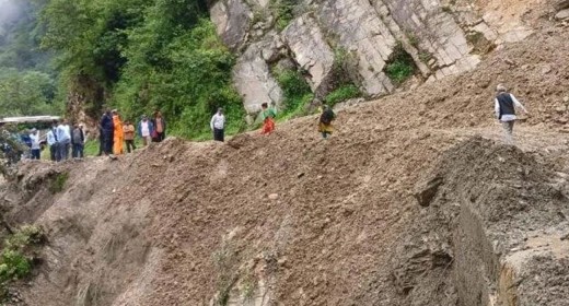 नागढुंगा नजिकै सडक भासियो: सवारी सुरुङमार्गबाट डाइभर्ट, ट्यांकर र मोटरसाइकल मात्र पुरानो बाटोमा
