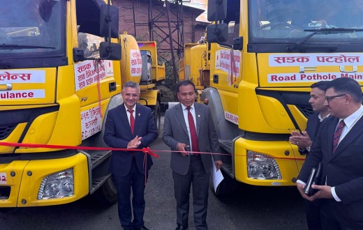काठमाडौंका सडकका खाल्डाखुल्डी तत्काल मर्मत गर्न सडक एम्बुलेन्स सञ्चालनमा 