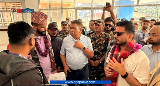 मन्त्री लम्सालद्वारा गुल्मी अस्पताल भवन निरीक्षण