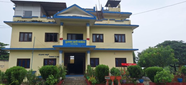 चौतर्फी क्षति बीच मनहरी प्रहरी कार्यालय सकुशल