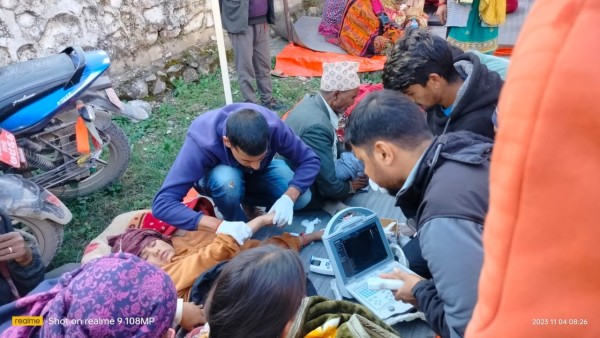 भूकम्पले भवन क्षतिग्रस्त भएपछि खुल्ला चौरमै स्वास्थ्य सेवा