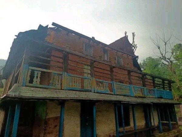 हावाहुरी र बर्षाको बितण्डा : गोरखाका  करिव दुई दर्जन घरकाका छाना उँडायो,  सात वटा गाडीमा पनि क्षति