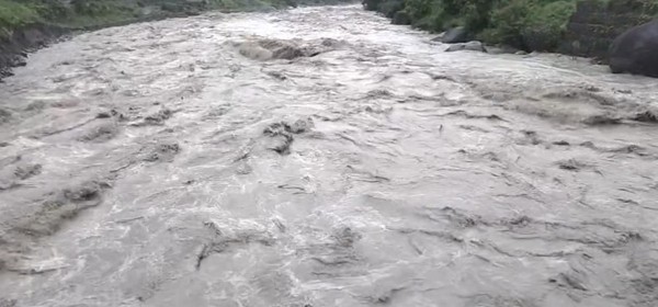 राति ३ बजेदेखि एक्कासी बढेको भोटेकोशीमा बहाब क्रमशः घट्दै