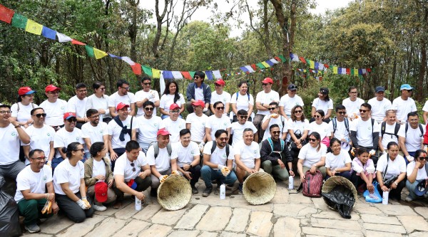 ग्लोबल आइएमई बैंकले गर्यो फोहोर संकलन गर्न हाइकिङ 