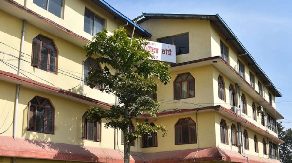 कक्षा १२ को परीक्षा नरोकिने, शिक्षक नआए निजामती बस्नेछन् गार्ड 