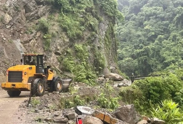 सिद्धबाबास्थित सिद्धार्थ राजमार्गमा पहिरो, सवारी आवागमन ठप्प