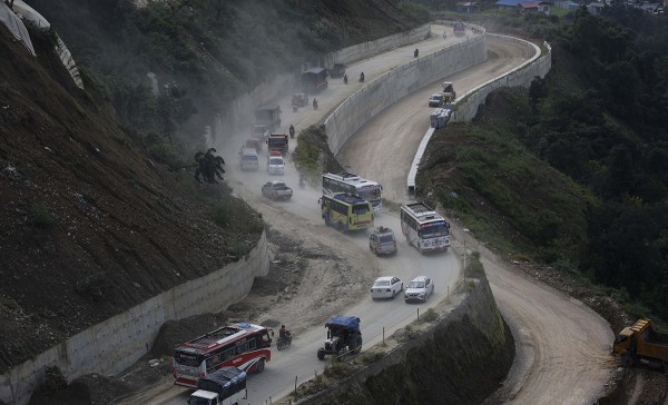 निर्वाचनअगावै राष्ट्रिय राजमार्गको खाल्डाखुल्डी मर्मत गर्न माग