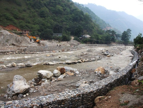 बस्ती जोगाउन फिदिम र हिलिहाङको सीमामा रहेको हेवा खोलामा तटबन्ध निर्माण