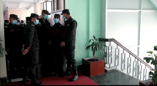 उपमेयरको आदेश विपरित नगर प्रहरीले कार्यालयबाटै थुते प्रशासकीय अधिकृत र कर्मचारी 