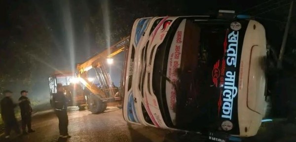 कपिलवस्तुमा बस दुर्घटना, एकजनाको मृत्यु, पाँच घाइते