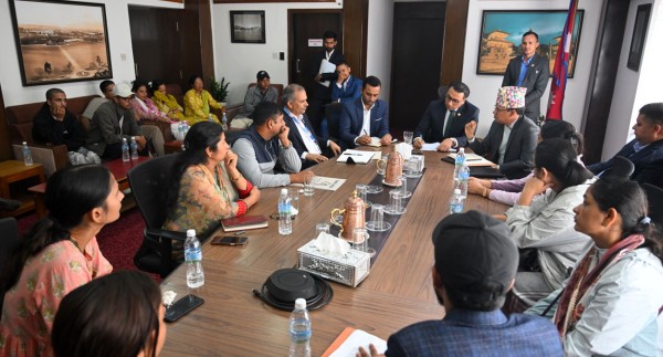 भोटेकोशी बाढीमा पेपत्ता भन्सार कर्मचारीका परिवारलाई अर्थमन्त्रीले भने– एक्लो महसुस नगर्नू