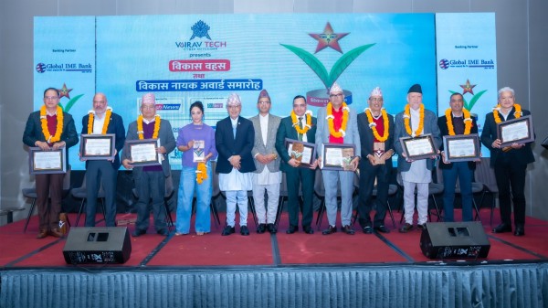 विकास मिडियाले पहिचान गर्यो विकास नायक, अवार्डबाट १० जना सम्मानित