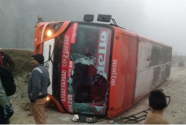 अनियन्त्रित हुँदा यात्रुवाहक बस पल्टियो, चालक प्रहरीको नियन्त्रणमा 